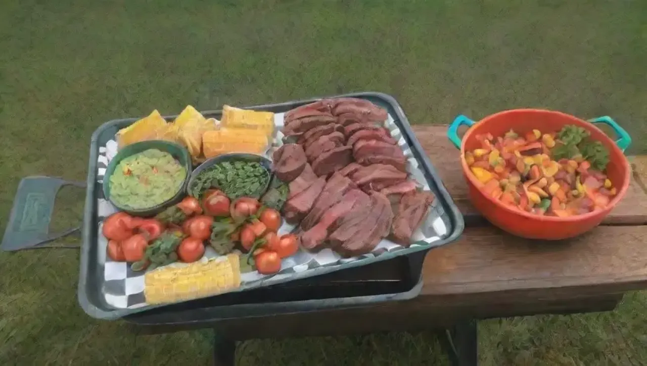 Una reunión de amigos en un jardín con una mesa rústica, comida a la parrilla y risas