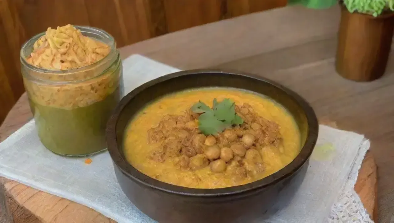 Una cocina acogedora con un delicioso plato de garbanzos y especias