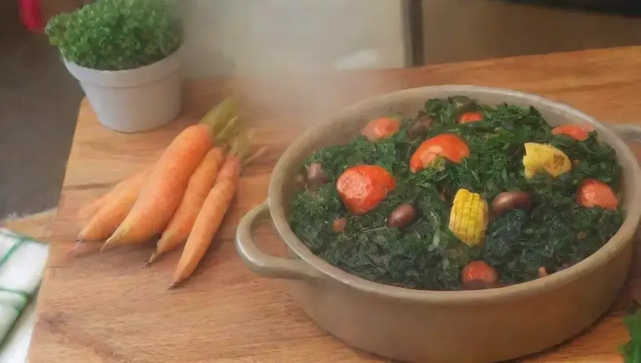 Una acogedora cocina llena de coloridos ingredientes frescos y un delicioso plato de sopa
