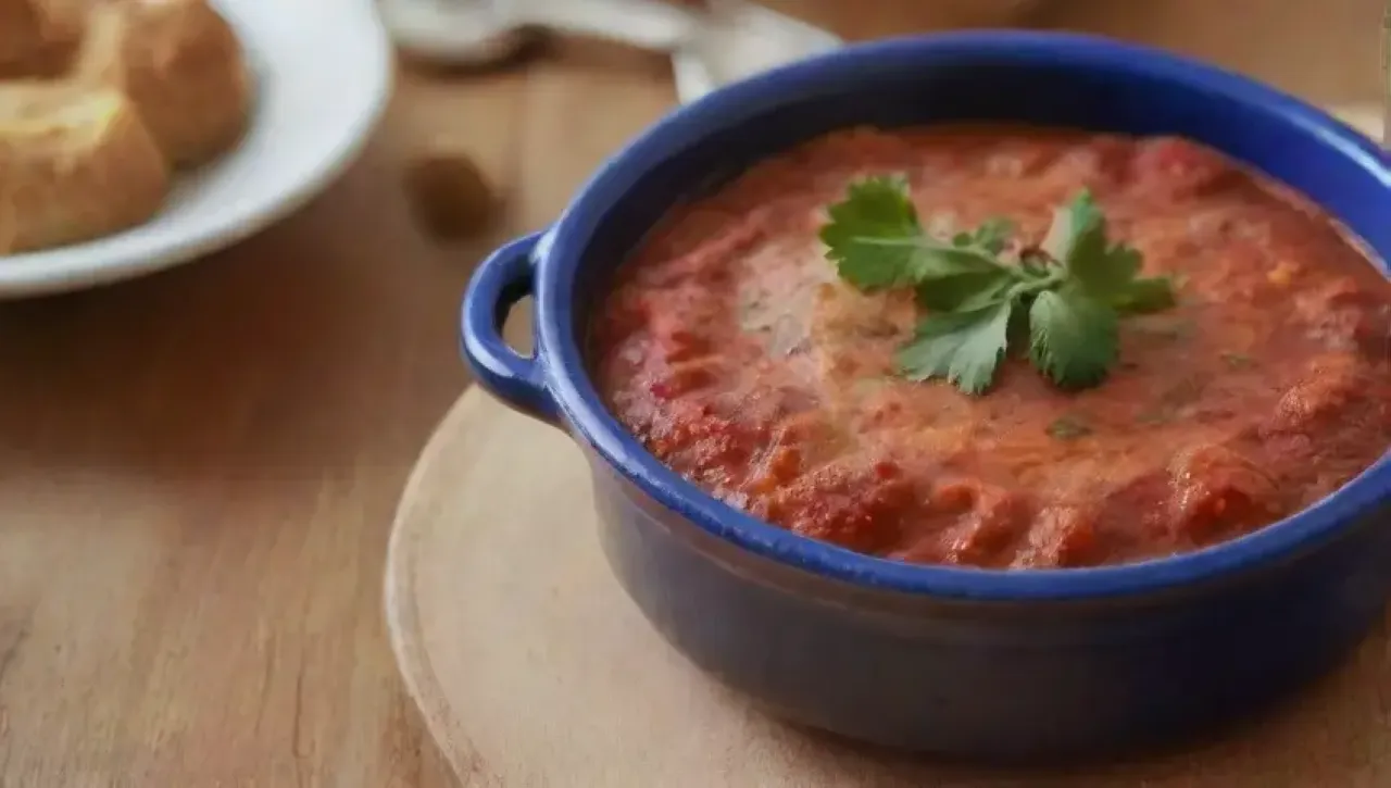 Un delicioso plato griego de berenjenas, carne, salsa de tomate y bechamel, servido en un ambiente acogedor