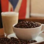 Colores vibrantes y café rico en un acogedor ambiente cubano