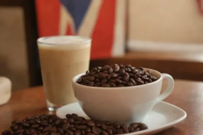 Colores vibrantes y café rico en un acogedor ambiente cubano