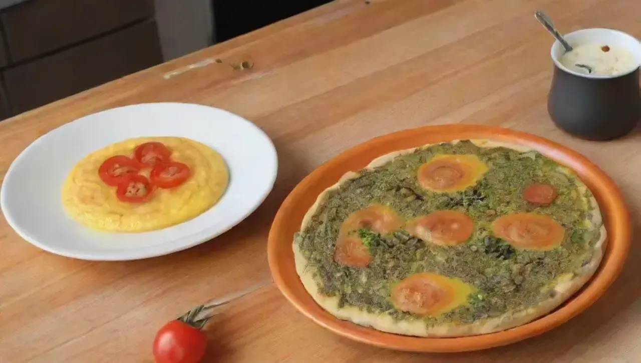Desayuno acogedor con omelet amarillo, champiñones, hierbas frescas y jugo de naranja