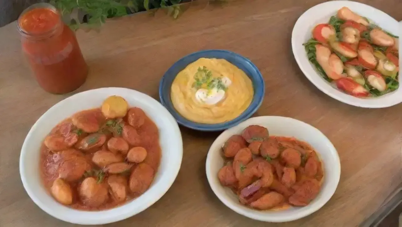 Una mesa rústica llena de tapas coloridas y aromas sabrosos en un ambiente acogedor