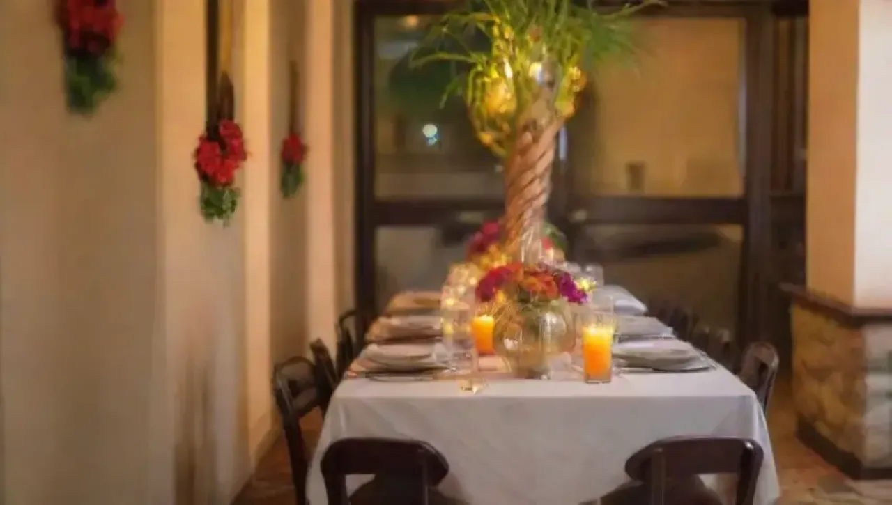 Un ambiente acogedor y elegante se crea con colores vibrantes, iluminación suave y detalles artísticos