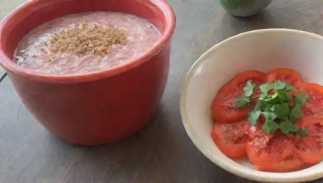 Ingredientes frescos y coloridos dispuestos en una mesa rústica, listos para un plato delicioso
