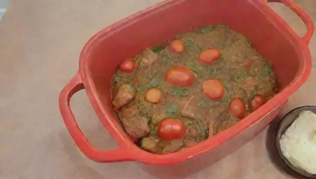 Una mesa rústica con verduras frescas y un ambiente acogedor anticipa una comida deliciosa