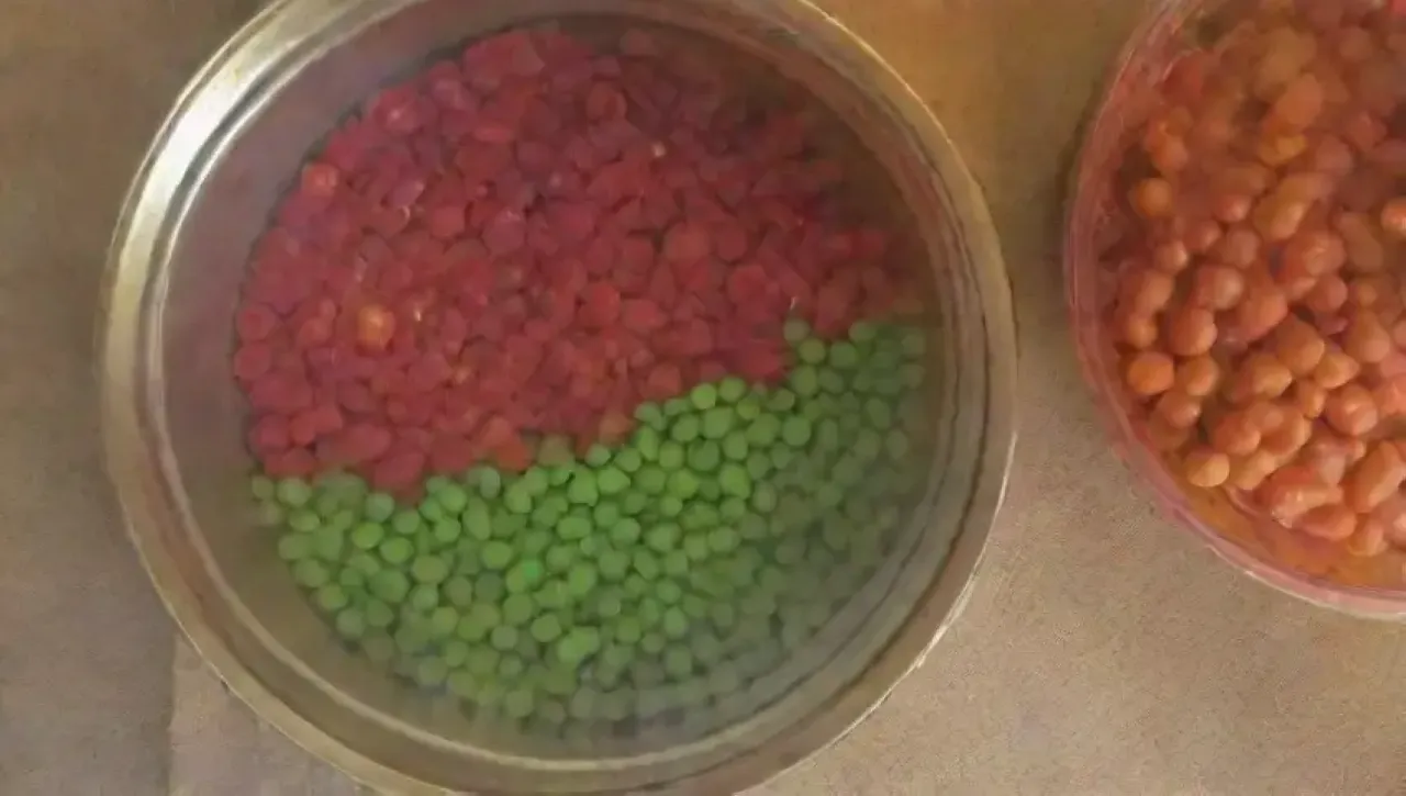 Una acogedora cocina llena de legumbres, colores y risas familiares