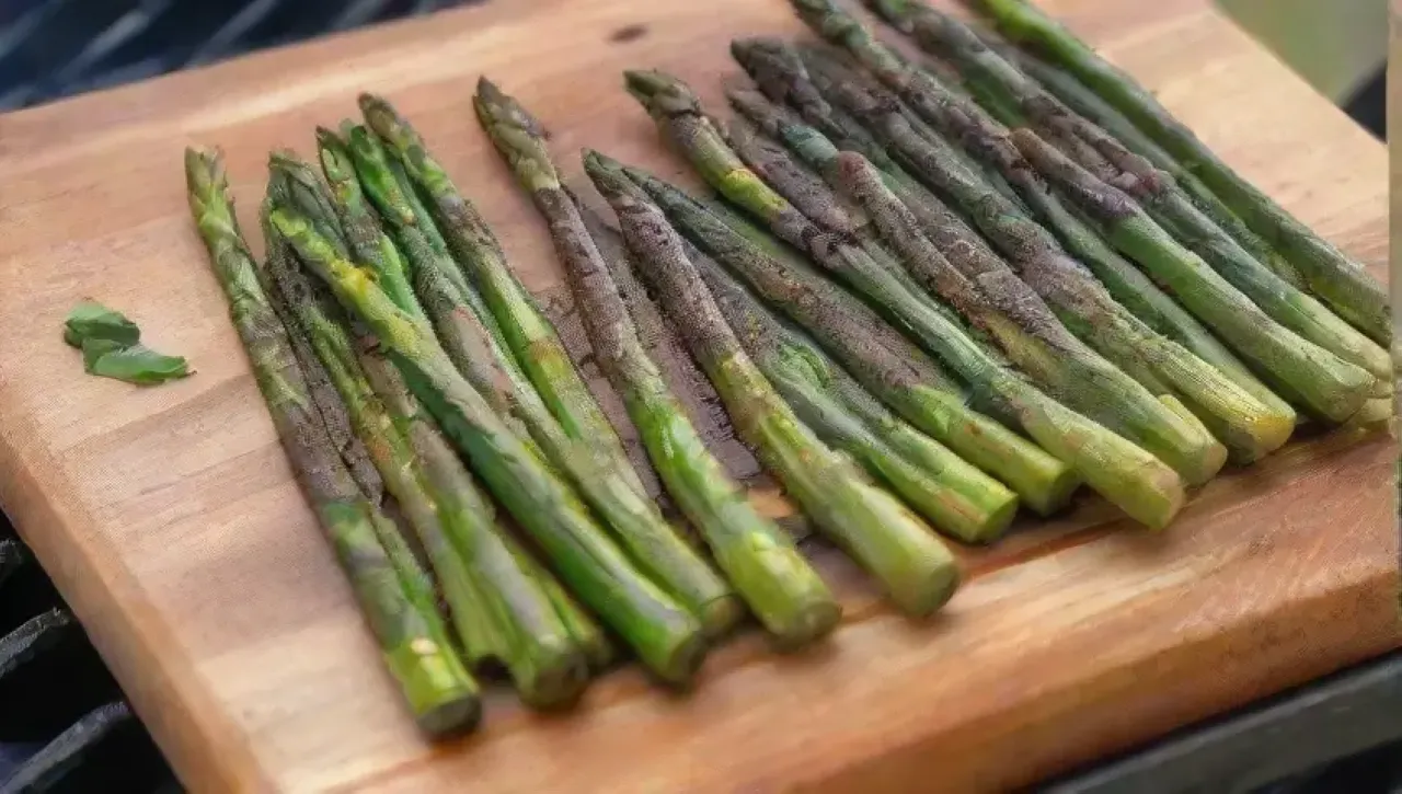 Espárragos verdes brillantes con aceite de oliva y sal, acompañados de limón, hierbas frescas y vino blanco, evocando la esencia de la primavera