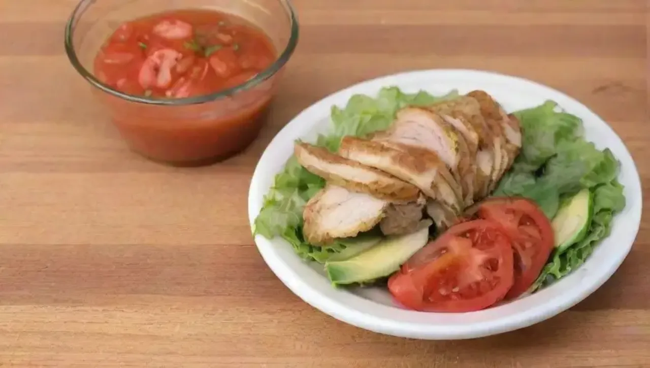 Una colorida y fresca ensalada de wraps con pollo, aguacate y salsa, en una cocina alegre