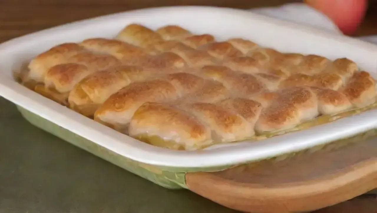 Un delicioso strudel de manzana con canela y nueces en un acogedor ambiente de cocina
