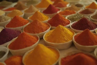 Especias coloridas y platos tradicionales en una fusión cultural vibrante
