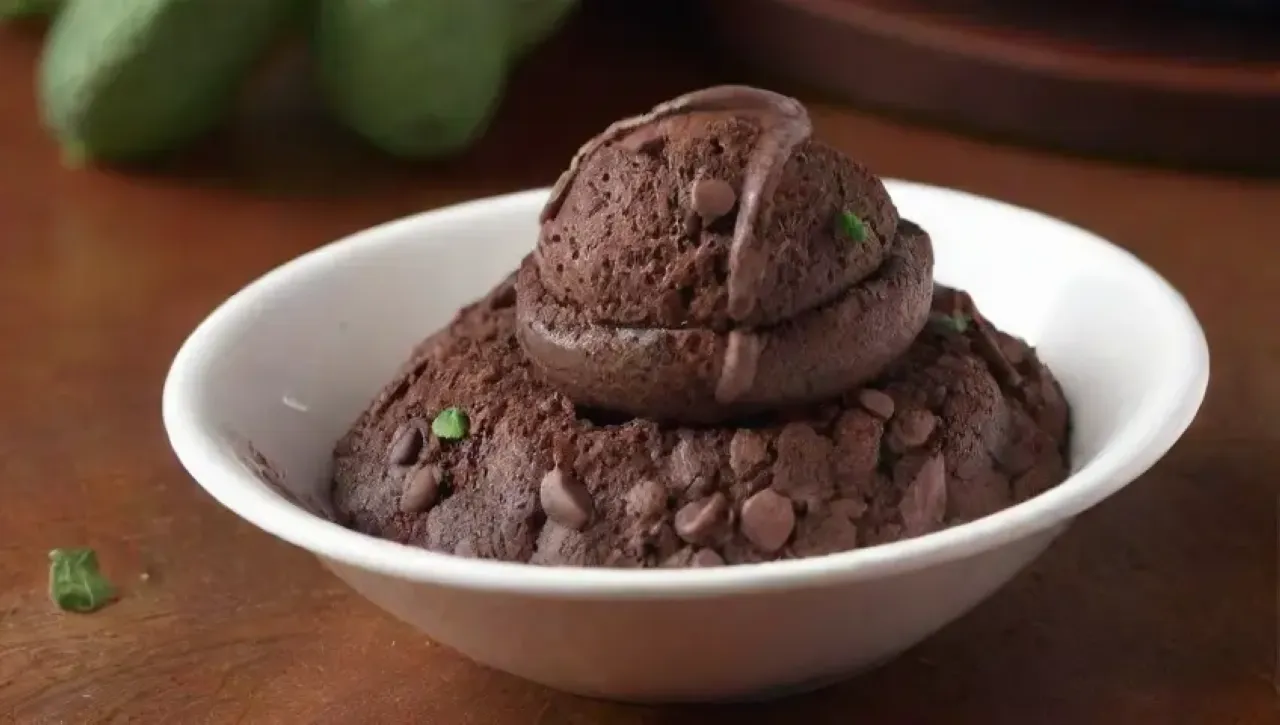 Un delicioso pastel de chocolate con chips, azúcar glas y helado, rodeado de un ambiente acogedor