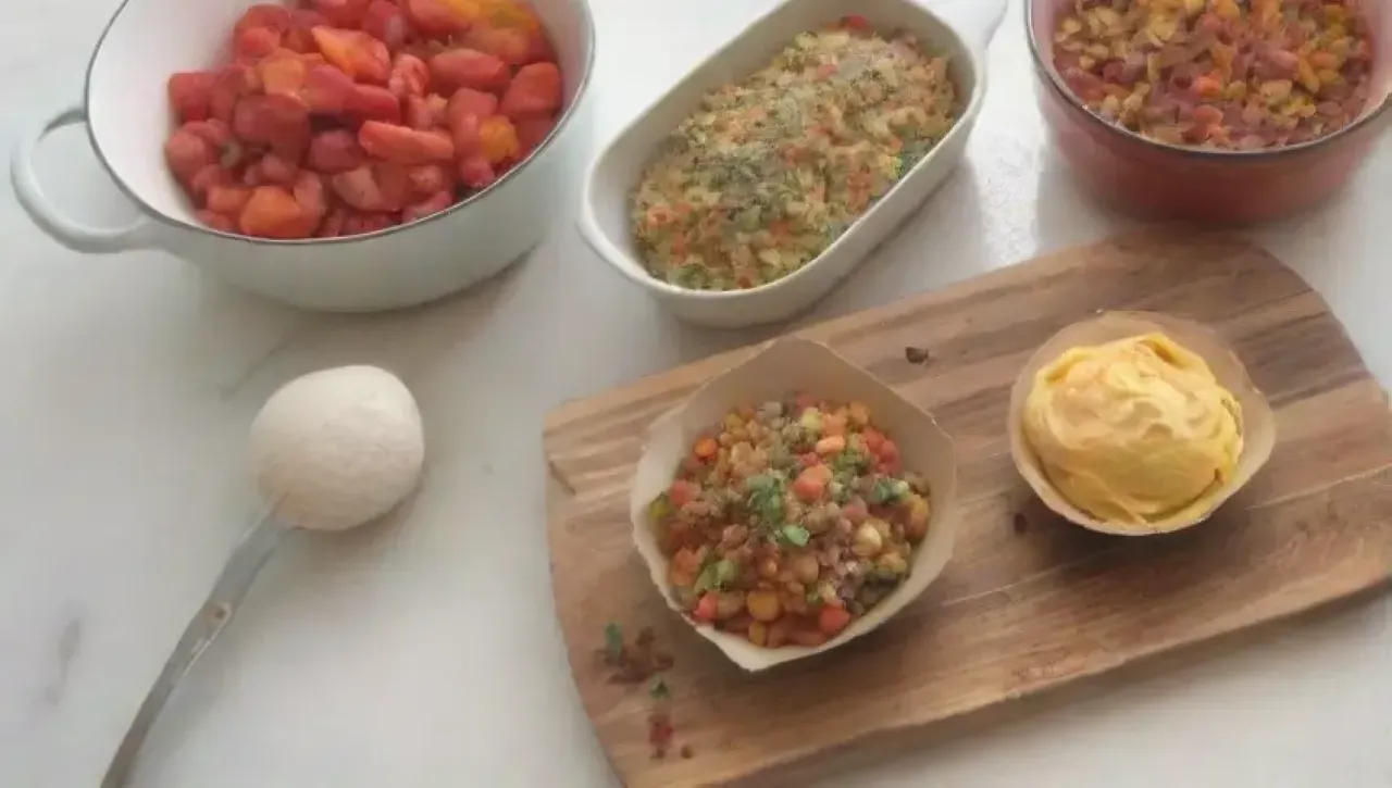 Una cocina vibrante con utensilios y alimentos coloridos