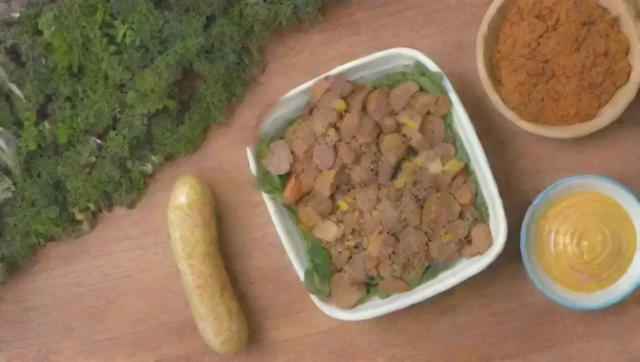 Una variedad de mostazas y platos con mostaza en un ambiente colorido y festivo
