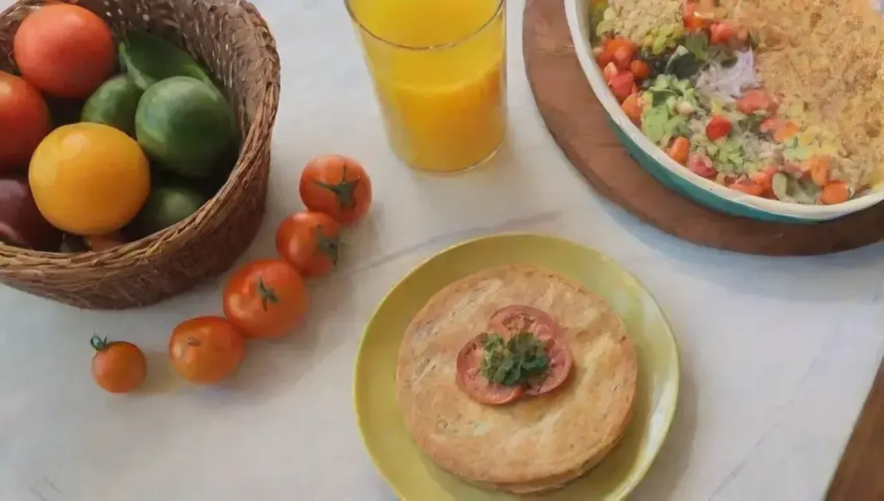 Cocina luminosa y acogedora con platos coloridos, verduras frescas y aromas deliciosos