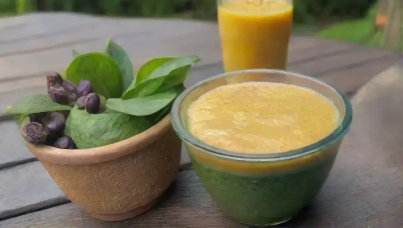 Una escena fresca y saludable con especias, frutas y vegetales vibrantes