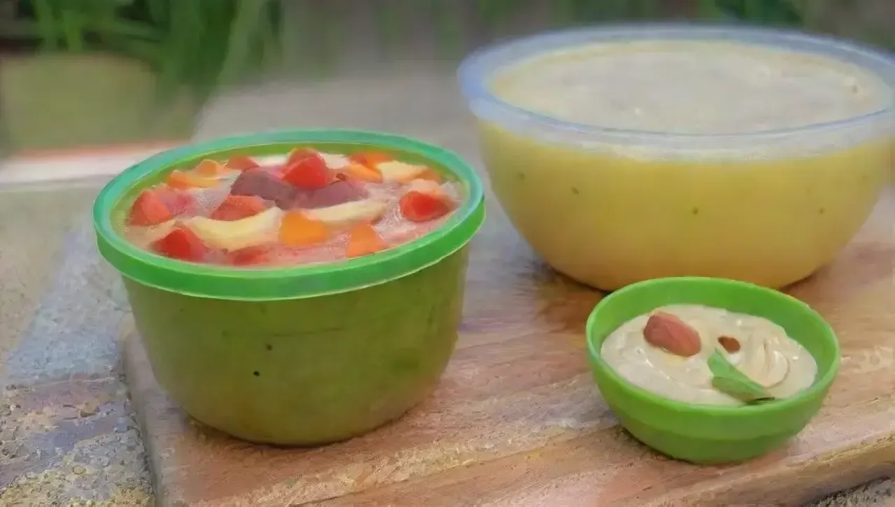 Un ambiente fresco y vibrante de aguacates, frutas tropicales y un smoothie colorido en una cocina rústica