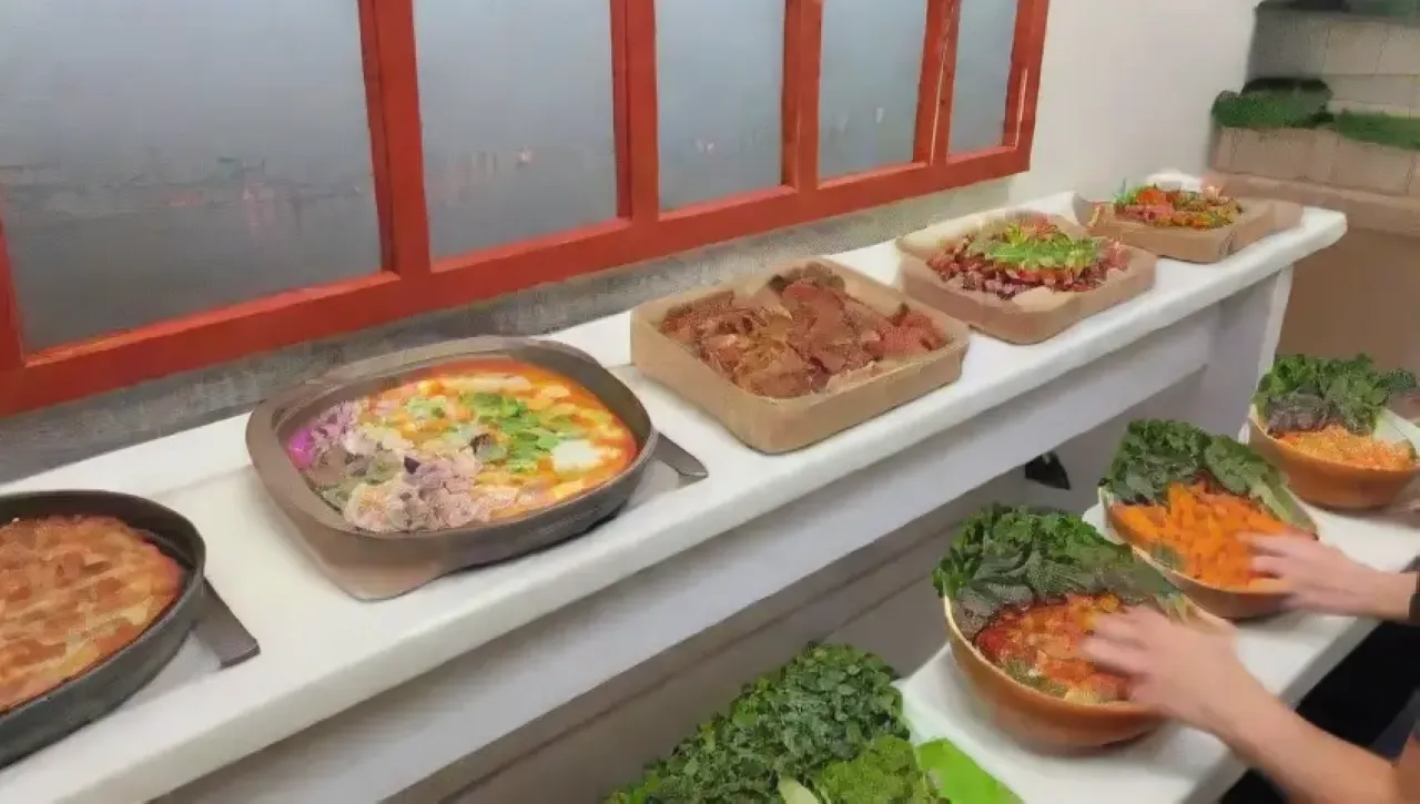 Una cocina vibrante llena de chefs, ingredientes frescos, risas y creatividad