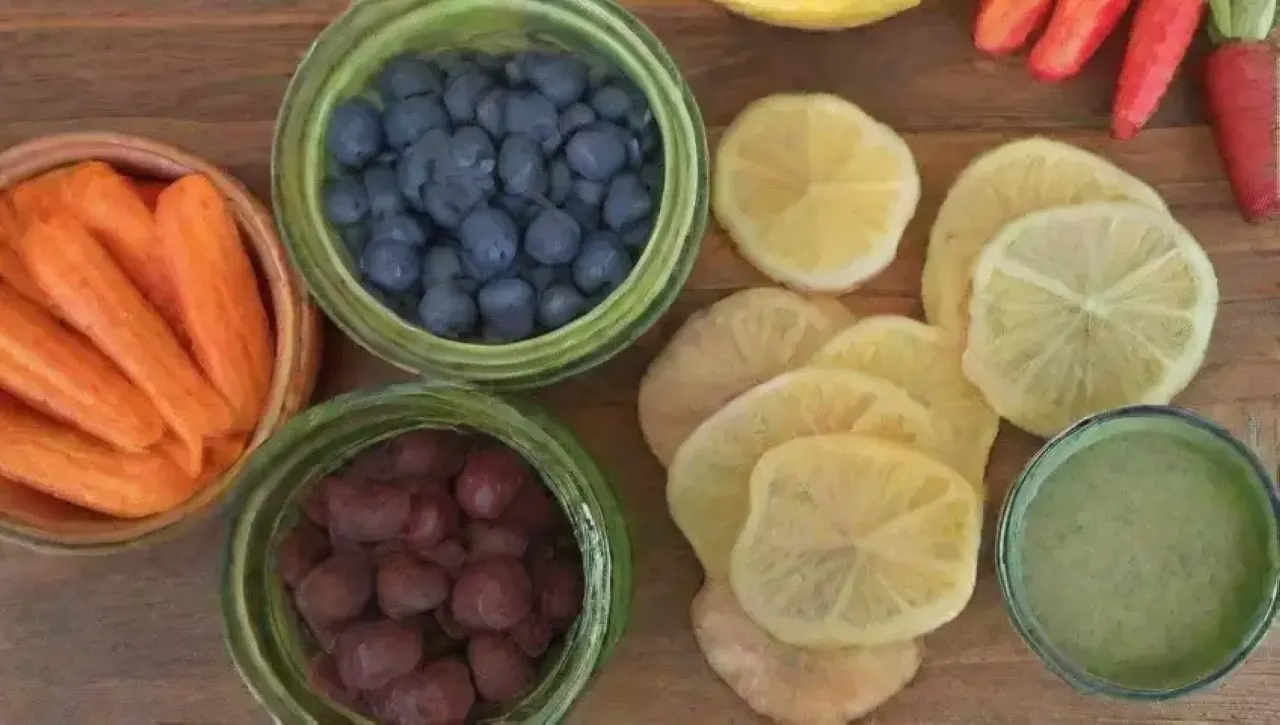 Una colorida mezcla de vegetales, frutas, hierbas y líquidos saludables