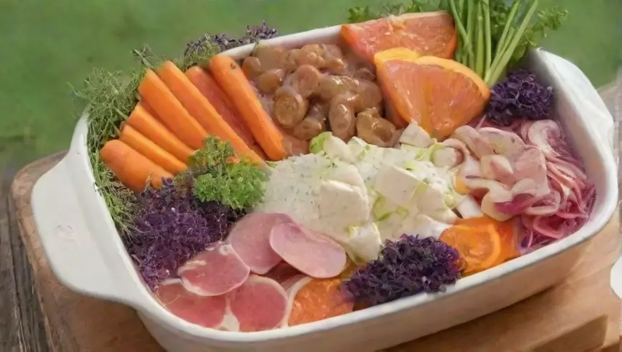 Una explosión de colores y sabores en una mesa llena de delicias artísticas