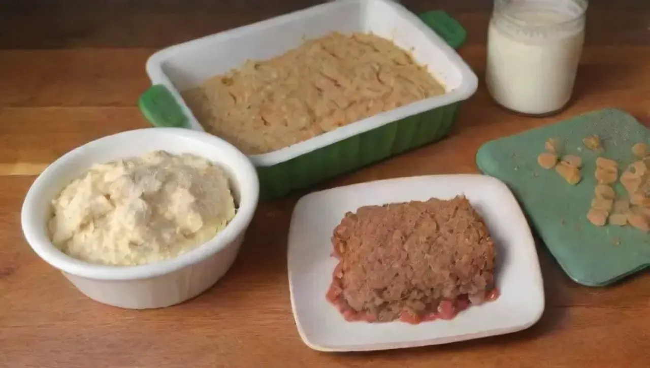 Una acogedora cocina con una mesa rústica, ingredientes para un crumble y una familia disfrutando juntos