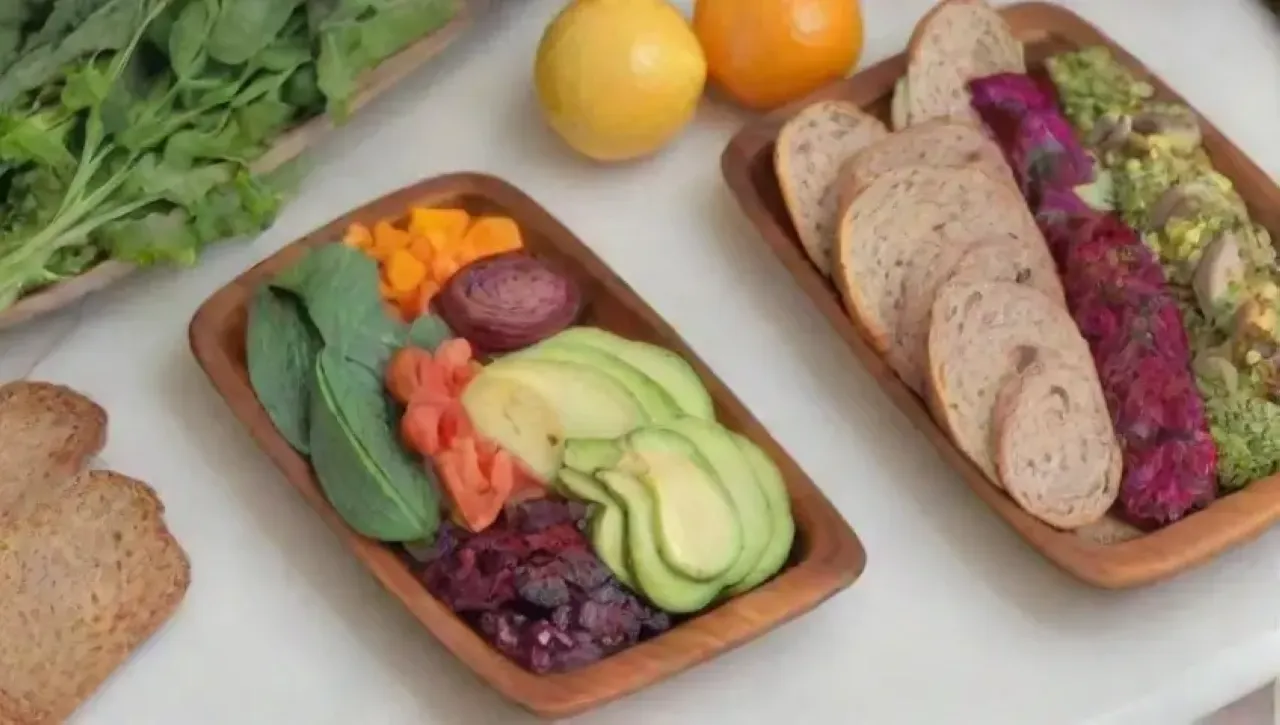 Una mesa vibrante y acogedora llena de frescura, colores y aromas de la naturaleza