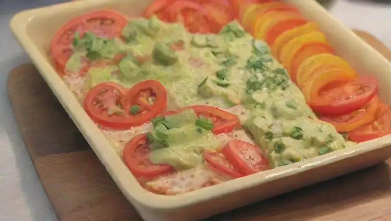 Desayuno alegre con burritos frescos y coloridos