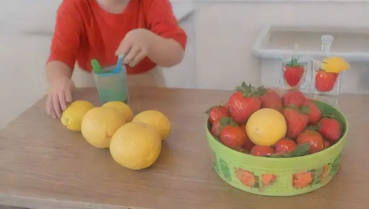 Cocina luminosa y colorida llena de frutas frescas y risas infantiles