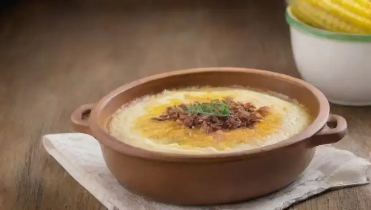 Pudín de maíz amarillo en un acogedor ambiente rústico y nostálgico