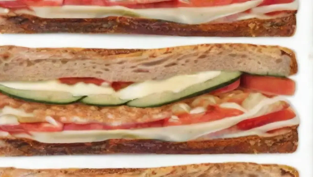Pan artesanal crujiente y aireado, perfecto para sándwiches y rellenos vibrantes