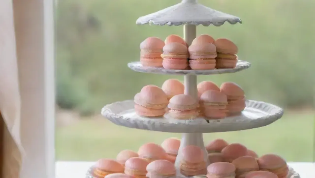 Un festín de macarons delicados y coloridos, rodeados de calidez y alegría en la cocina