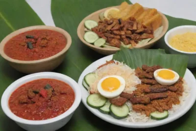 Bandeja malasia con arroz aromático