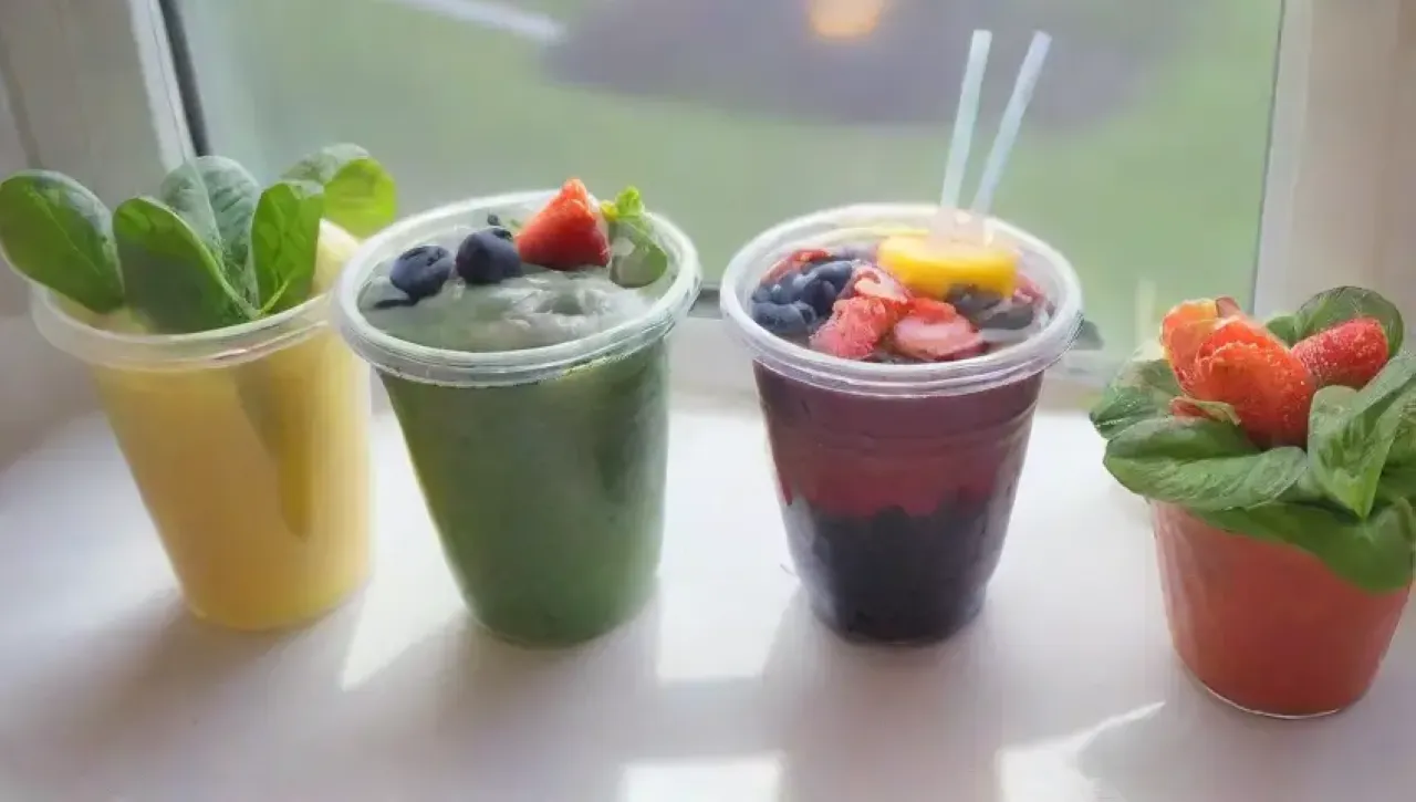 Un colorido y saludable batido en una alegre cocina