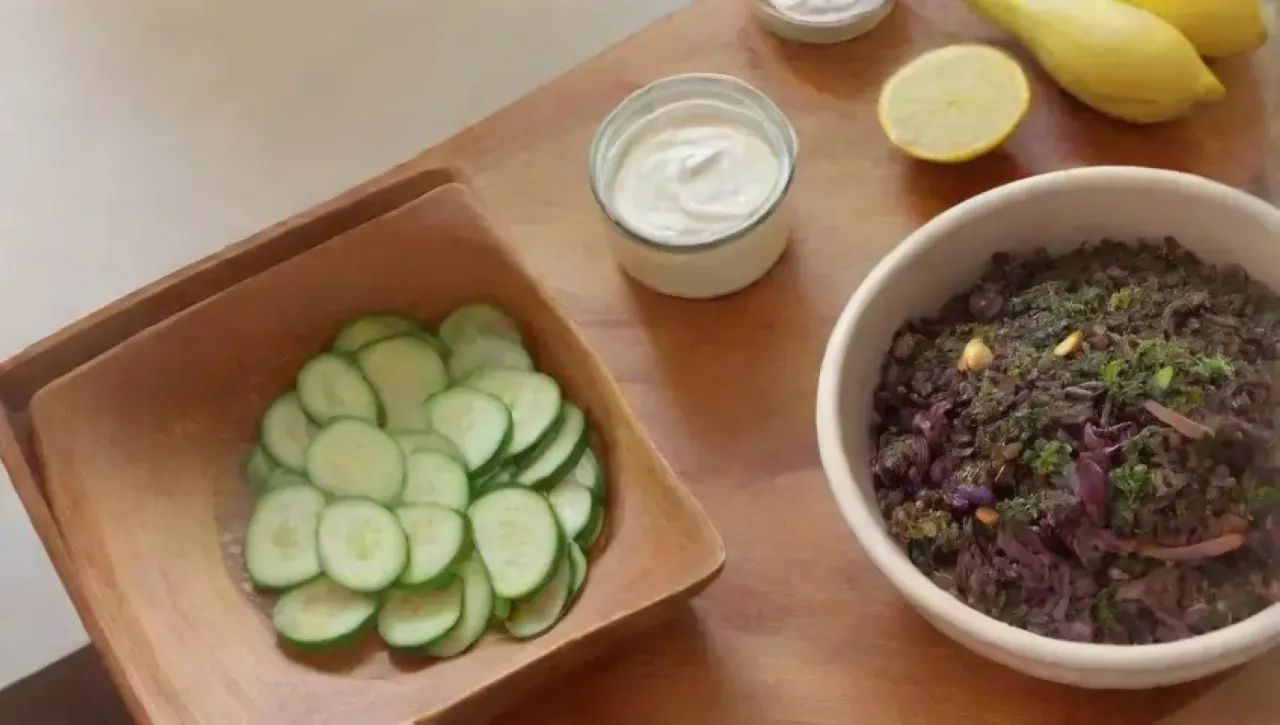 Una colorida y acogedora cocina llena de frescos ingredientes y utensilios invita a la creatividad culinaria