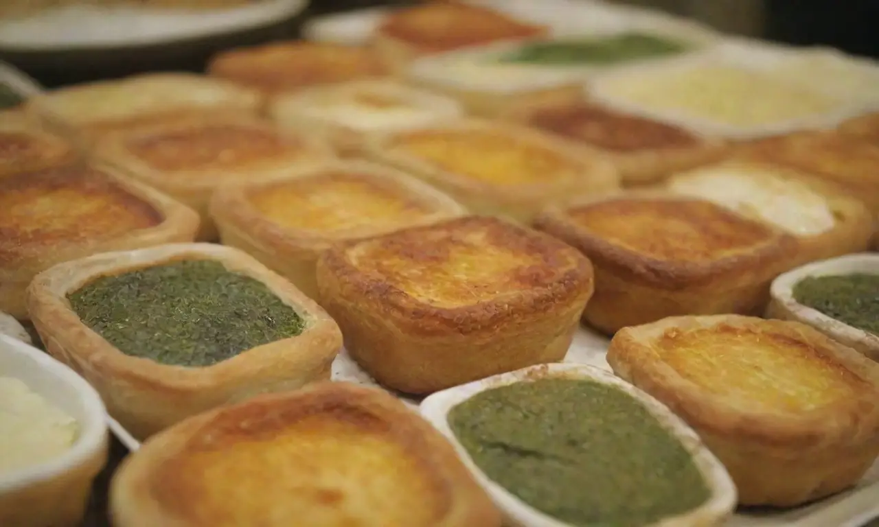 Cultura culinaria portuguesa con azulejos coloridos y platos tradicionales