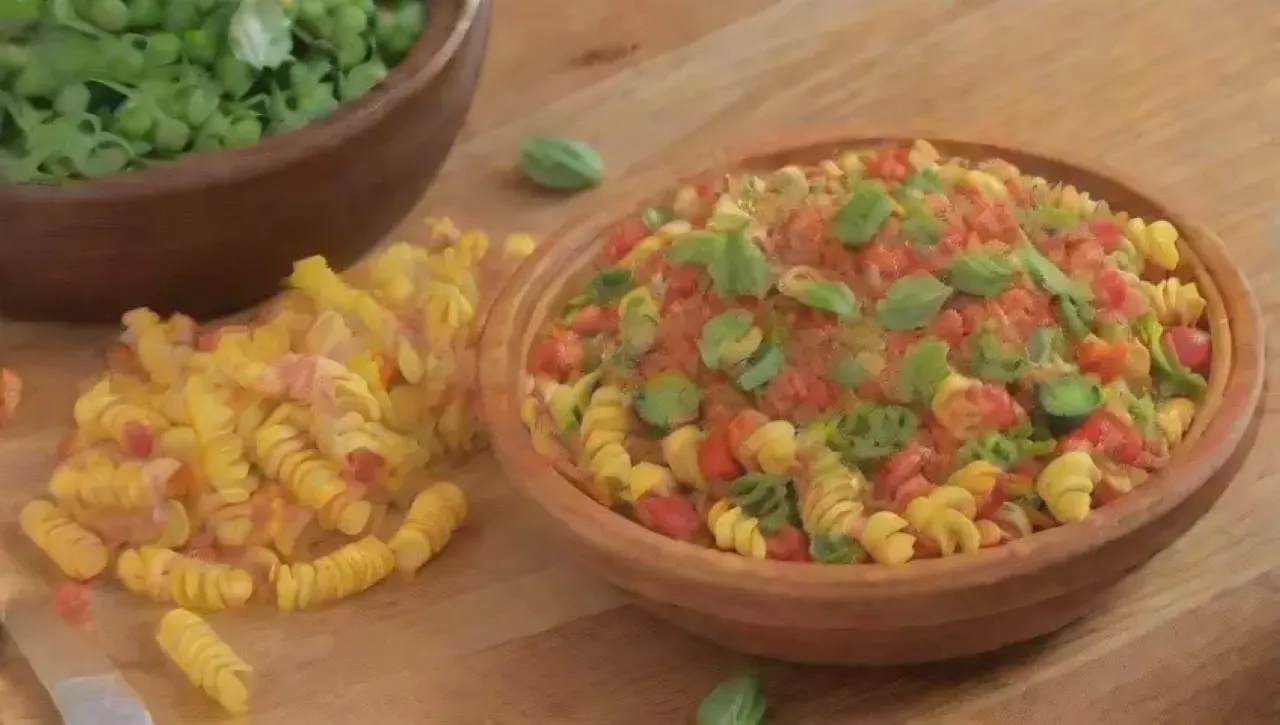Una mesa acogedora llena de pasta colorida, legumbres vibrantes y un ambiente alegre