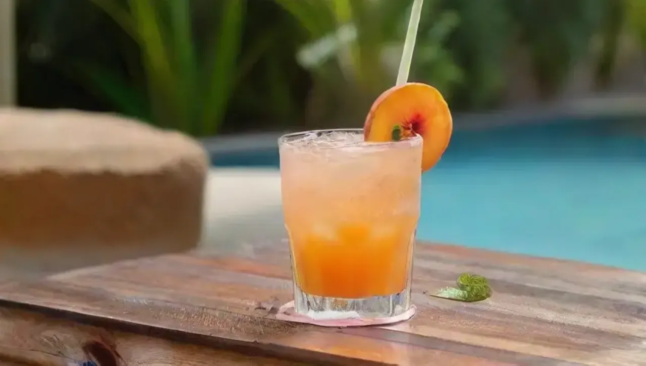 Un refrescante daiquiri de durazno en un ambiente tropical y veraniego