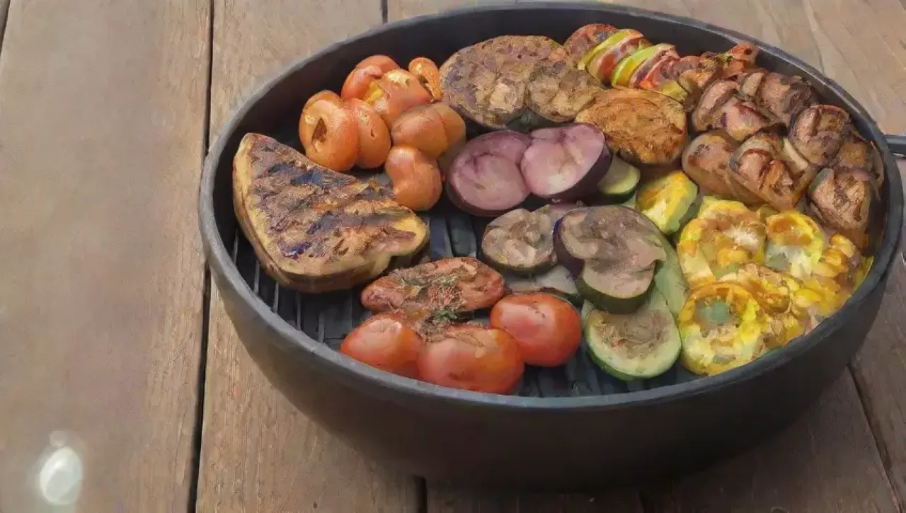 Una colorida fiesta de verduras a la parrilla en un patio soleado