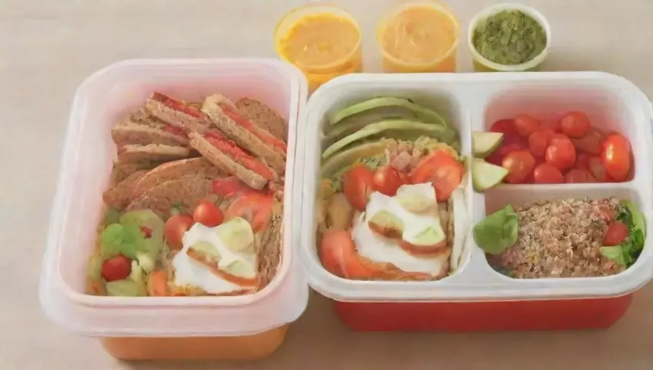 Un colorido banquete saludable y creativo en un ambiente acogedor