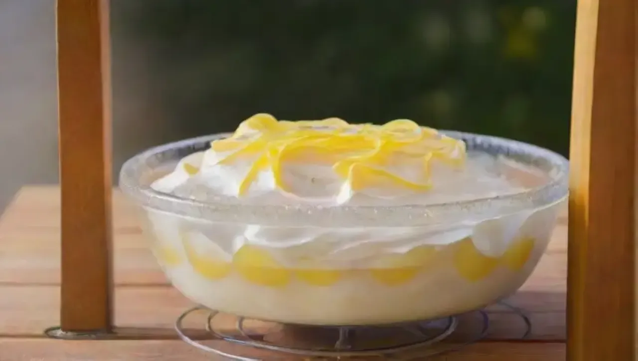 Una cocina alegre y colorida prepara un delicioso pastel de limón