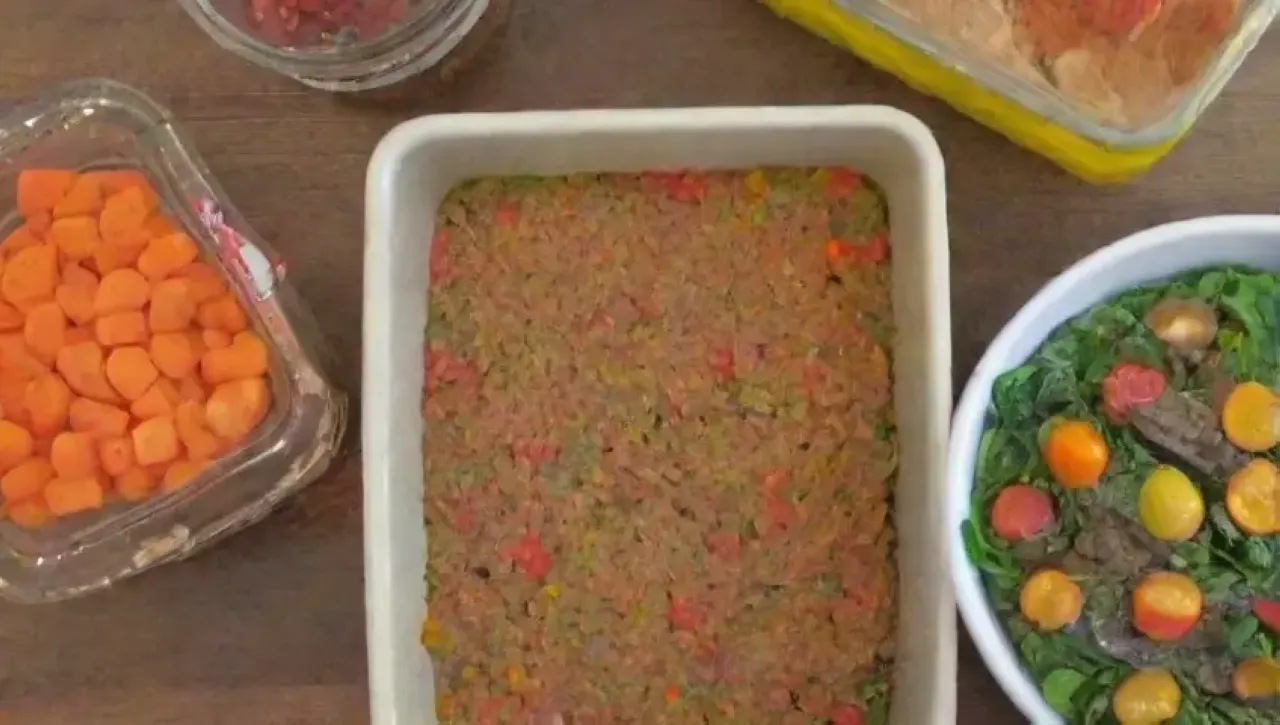 Una colorida y acogedora cocina llena de ingredientes frescos y aromas deliciosos