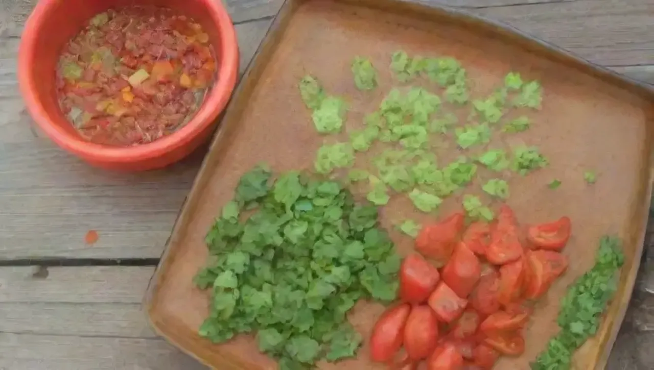 Una colorida y acogedora mesa de cocina presenta un festín de ingredientes frescos y deliciosos