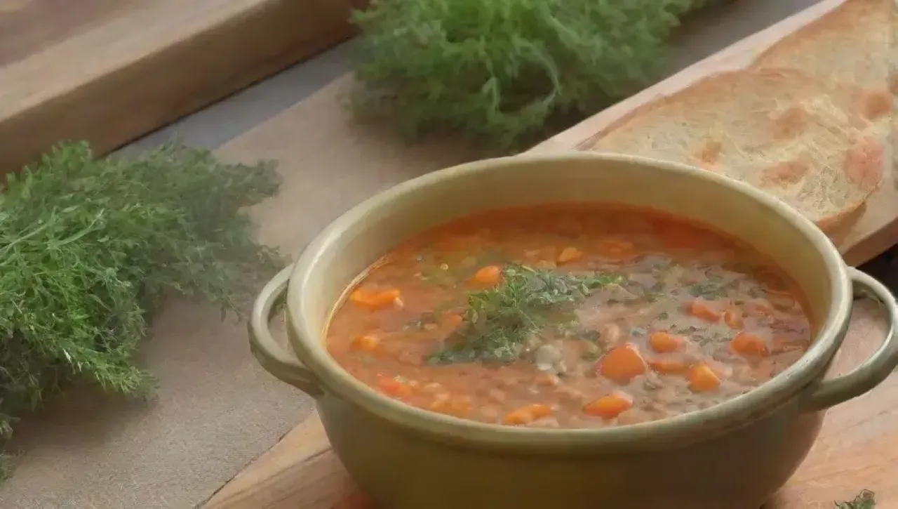 Una acogedora escena de sopa de lentejas humeante, con verduras coloridas y un ambiente familiar lleno de risas