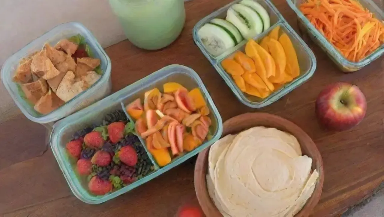 Una mesa rústica y acogedora llena de frutas y verduras vibrantes, snacks saludables y un ambiente alegre