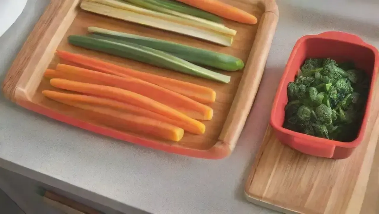 Escena de cocina vibrante con ingredientes frescos y herramientas organizadas