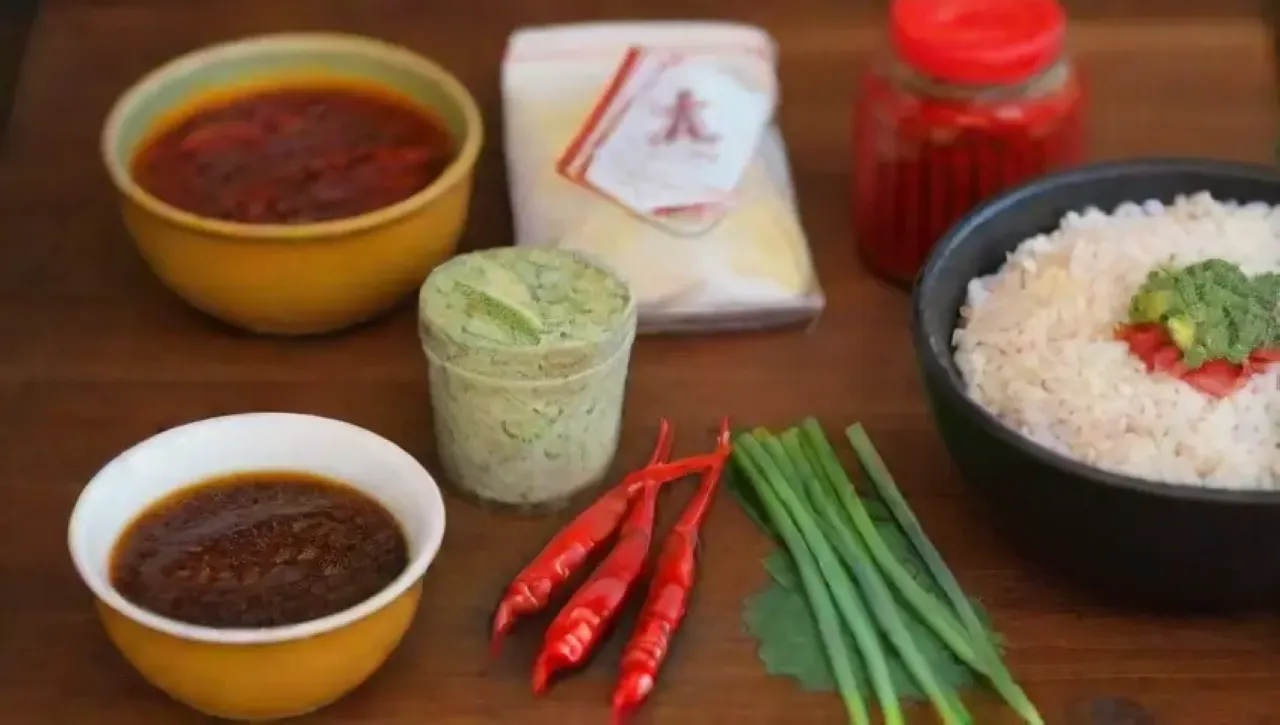 Escena culinaria japonesa con salsa de soja, sushi, wasabi y vegetales frescos