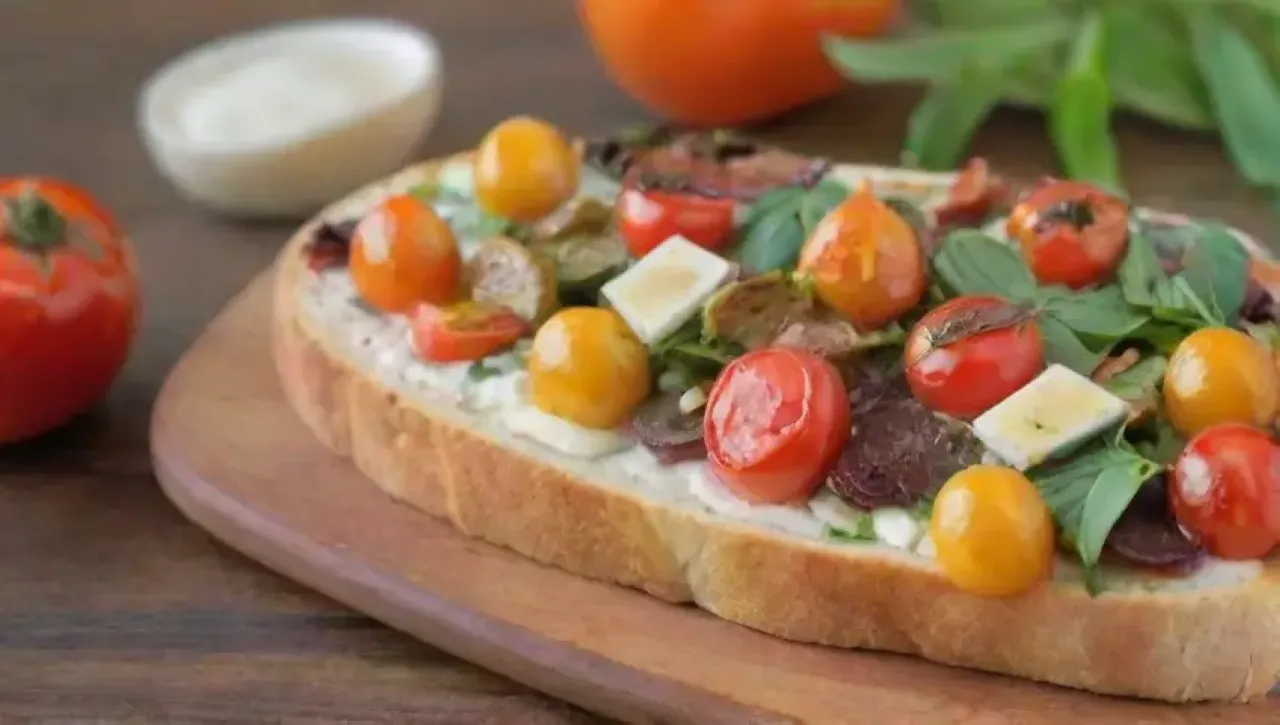 Una deliciosa combinación de ingredientes frescos y colores vibrantes en un ambiente acogedor