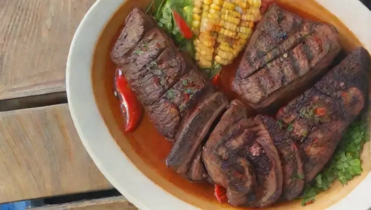 Una deliciosa barbacoa al aire libre con amigos, llena de sabores y aromas vibrantes