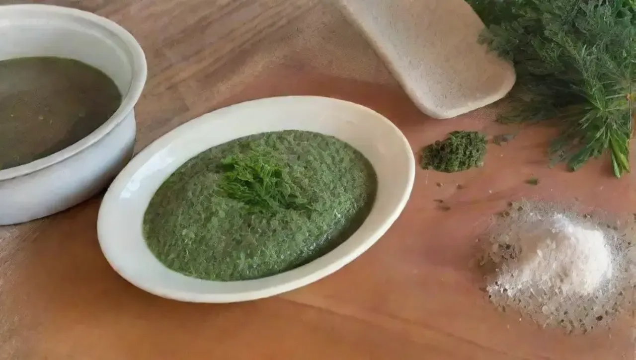 Una acogedora cocina rústica con pan dorado, hierbas frescas y un ambiente hogareño